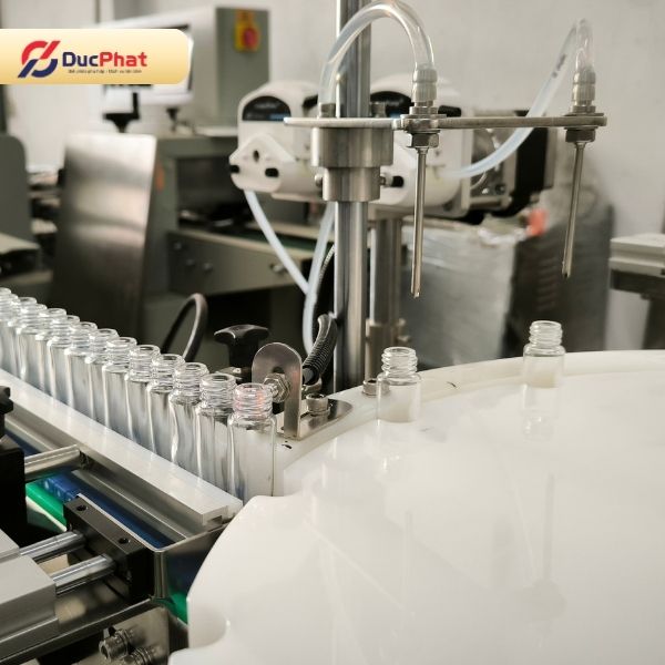Máy chiết rót tinh dầu bi lăn tự động được Đức Phát lắp đặt và bàn giao thực tế tại nhà máy Máy chiết rót tinh dầu bi lăn tự động được Đức Phát lắp đặt và bàn giao thực tế tại nhà máy