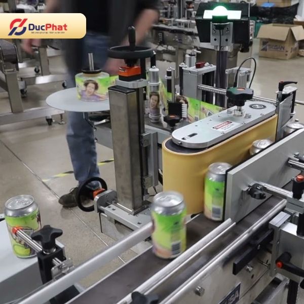 Máy dán nhãn giúp dán tem phụ tiếng Việt nhanh chóng, đồng đều trên sản phẩm nhập khẩu trước khi lưu hành Máy dán nhãn giúp dán tem phụ tiếng Việt nhanh chóng, đồng đều trên sản phẩm nhập khẩu trước khi lưu hành