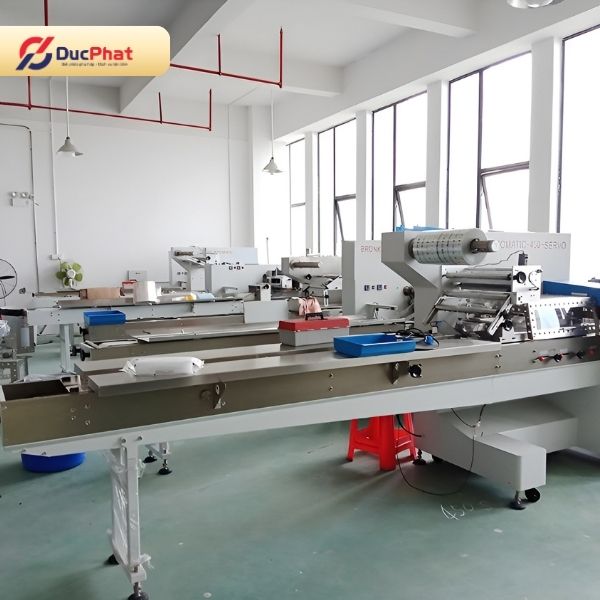 Máy đóng gói bánh đa nem cuốn chả giò nằm ngang có băng tải điều chỉnh theo kích thước bánh Máy đóng gói bánh đa nem cuốn chả giò nằm ngang có băng tải điều chỉnh theo kích thước bánh