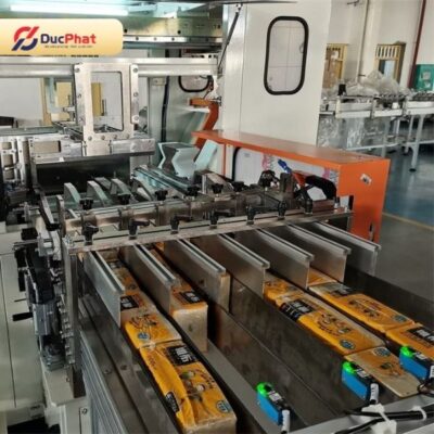 Máy đóng gói khăn giấy sử dụng cuộn màng, tự động gấp và dán kín hai bên túi