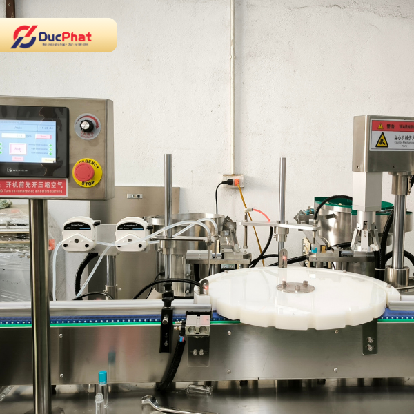 Test thực tế máy chiết rót chai tinh dầu bi lăn tại showroom Đức Phát Test thực tế máy chiết rót chai tinh dầu bi lăn tại showroom Đức Phát