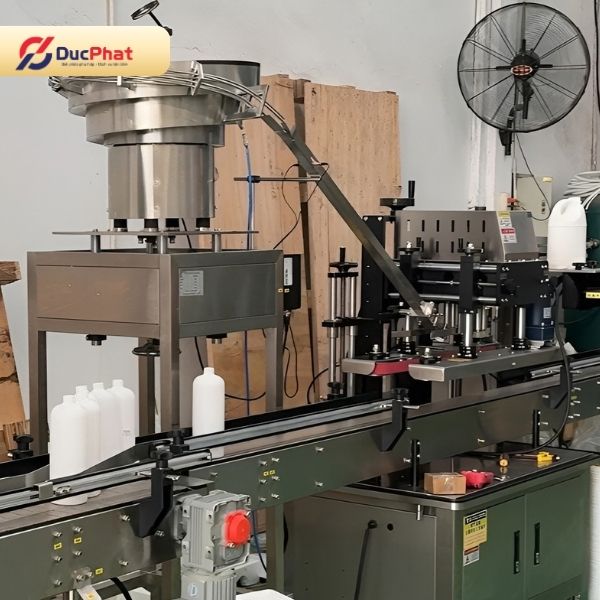Các thiết bị được lắp đặt và kết nối thành dây chuyền chiết rót hoàn chỉnh tại showroom Đức Phát Các thiết bị được lắp đặt và kết nối thành dây chuyền chiết rót hoàn chỉnh tại showroom Đức Phát
