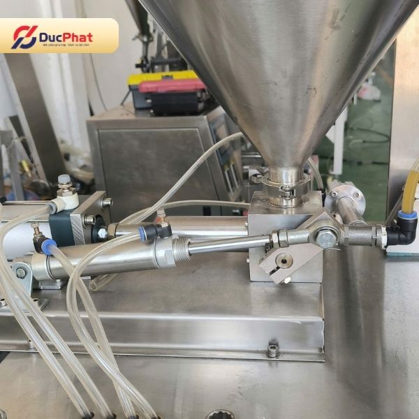 Cơ cấu định lượng piston dùng để chiết rót dung dịch lỏng và sản phẩm dạng đặc sệt Cơ cấu định lượng piston dùng để chiết rót dung dịch lỏng và sản phẩm dạng đặc sệt