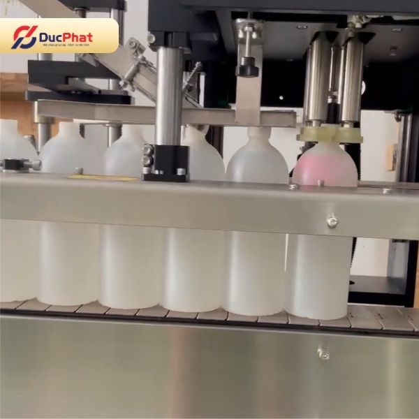 Máy cấp và siết nắp chai trong dây chuyền chiết rót dược phẩm Máy cấp và siết nắp chai trong dây chuyền chiết rót dược phẩm
