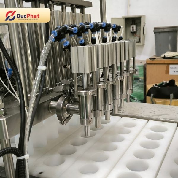 Máy chiết rót sữa chua trong dây chuyền sản xuất sữa Máy chiết rót sữa chua trong dây chuyền sản xuất sữa