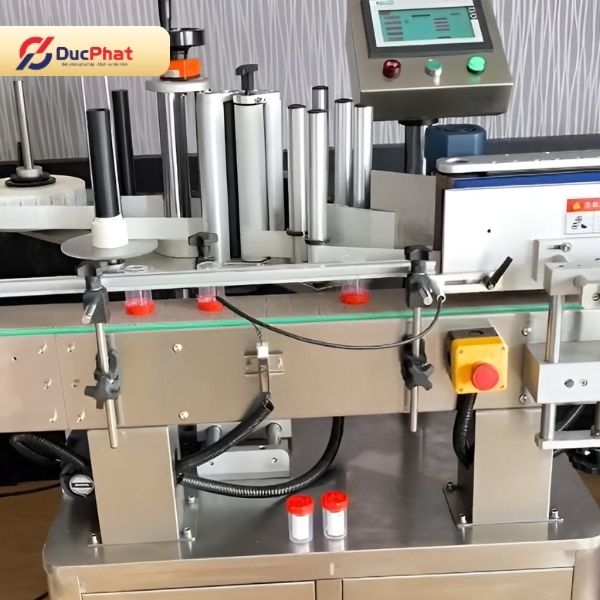 Máy dán nhãn lọ tròn giúp dán nhãn chính xác, đồng đều trên bề mặt lọ Máy dán nhãn lọ tròn giúp dán nhãn chính xác, đồng đều trên bề mặt lọ