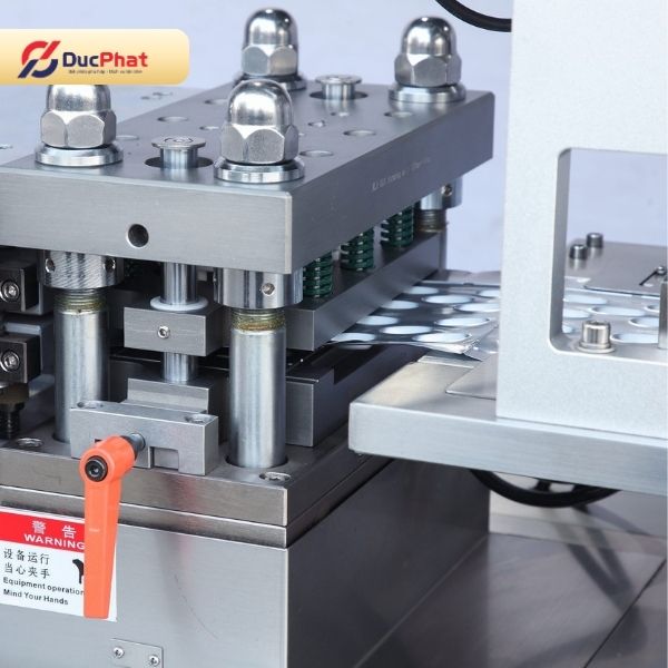 Máy ép vỉ thuốc - Thiết bị đóng gói sơ cấp không thể thiếu trong sản xuất dược phẩm